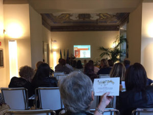 Persone che ascoltano presentazione Saperecoop