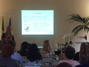 Persone che ascoltano presentazione Saperecoop