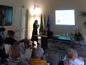 Persone che ascoltano presentazione Saperecoop