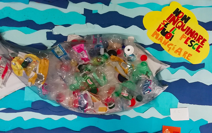 Pesce costruito con vari rifiuti in plastica