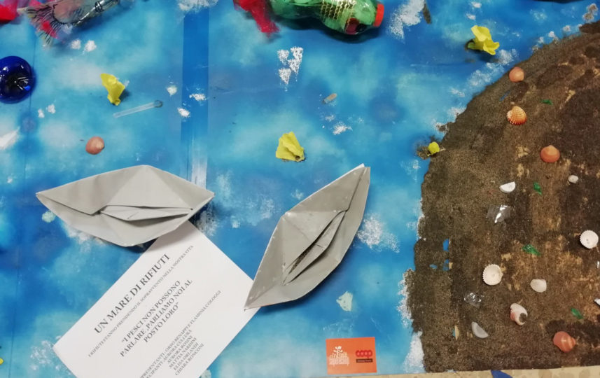 Mare disegnato e costruito con carta e bottiglie di plastica