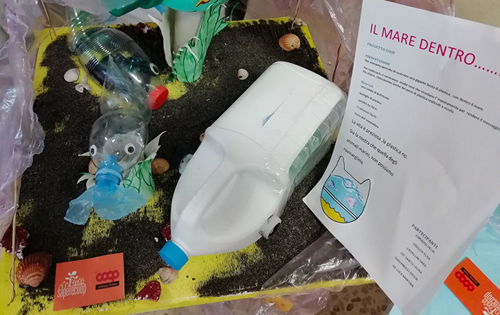 Pesci costruiti con bottiglie di plastica