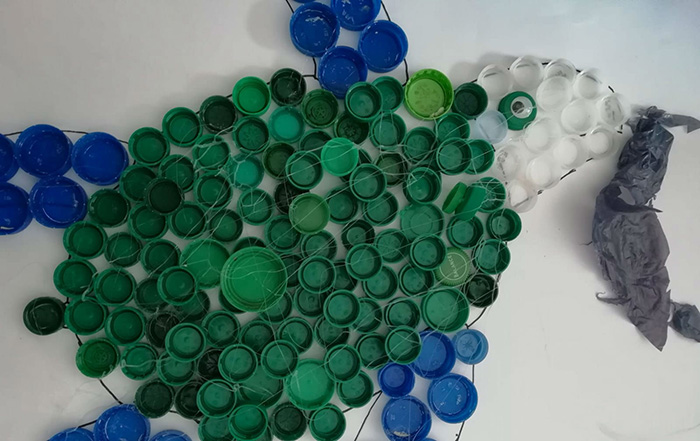 Tartaruga costruita con tappi di bottiglia
