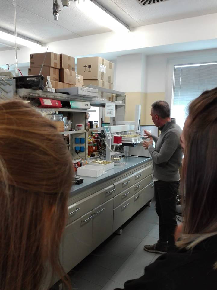 Uomo che spiega qualche cosa in un laboratorio Uomo che spiega qualche cosa in un laboratorio