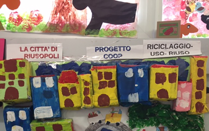 Città costruita dai bambini per il progetto riciclaggio-uso-diuso