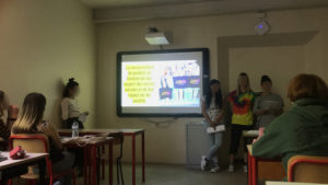 Cash Mob Etico - Aula di una scuola con alcuni ragazzi che proiettano ricerca con videoproiettore