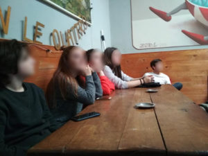Ragazzi seduti attorno ad un tavolo