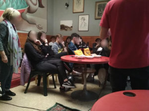 Ragazzi seduti attorno ad un tavolo