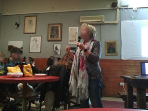 Donna che parla ai ragazzi