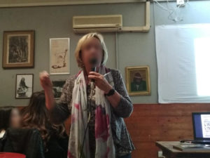 Donna che parla ai ragazzi