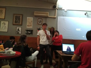 Ragazzo che parla davanti ad altri ragazzi