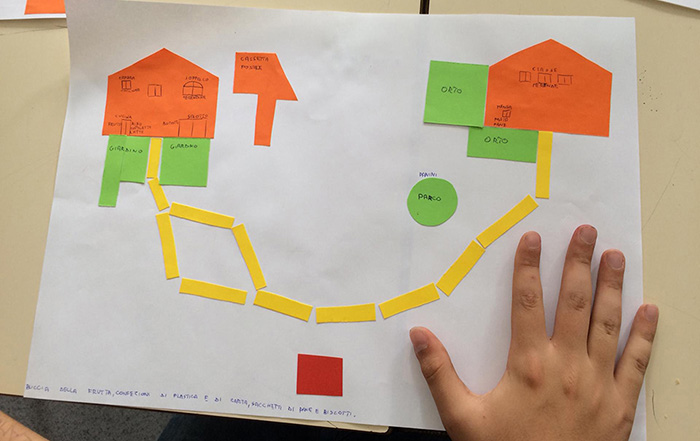 Disegno fatto dai bambini con ritagli di carta
