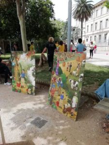 Cartelloni disegnati con vari soggetti