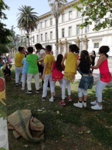 Ragazzi che giocano al tiro alla fune