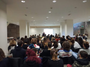 Ragazzi che ascoltano durante il progetto Settembre Pedagogico - COOP_70 valori in scatola - Le esperienze di alternanza scuola lavoro