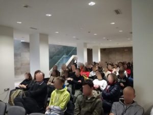 Ragazzi che ascoltano durante il progetto Settembre Pedagogico - COOP_70 valori in scatola - Le esperienze di alternanza scuola lavoro