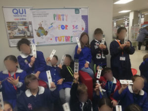 Bambini davanti al cartellone di Saturday for future