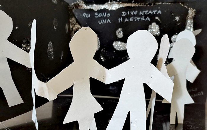 Frase scritta da un bambino e figurine di cartaper Eroi ed Eroine in corso