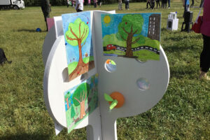 Sagoma di un albero con i disegni dei bambini