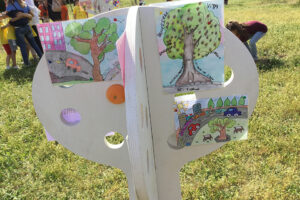 Sagoma di un albero con i disegni dei bambini