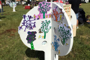 Sagoma di un albero con i disegni dei bambini