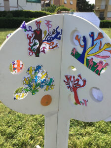 Sagoma di un albero con i disegni dei bambini