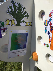 Sagoma di un albero con i disegni dei bambini