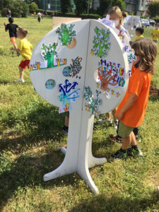 Sagoma di un albero con i disegni dei bambini
