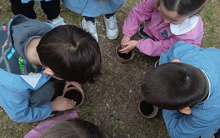 Pupazzo e vasetti pieni di terra