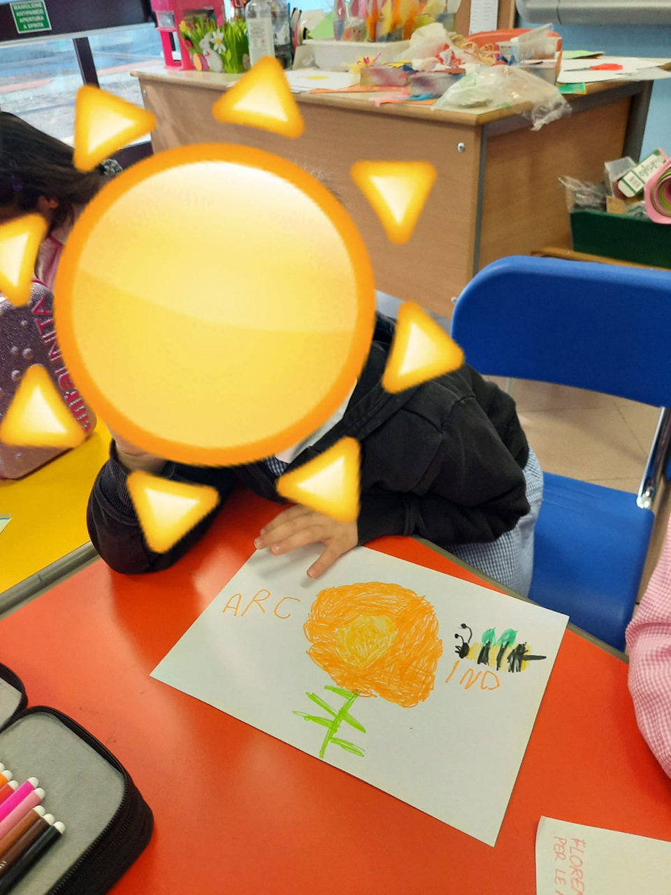 Bambino disegna un fiore