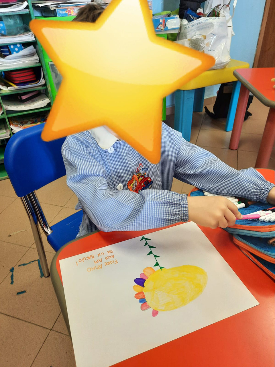 Bambino disegna un fiore