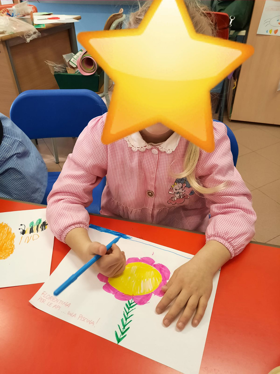 Bambina disegna un fiore