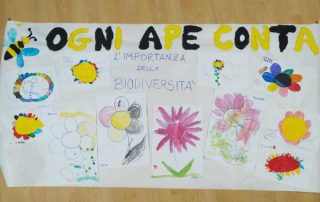 Cartellone fatto dai bambini per ogni ape conta: l'importanza della biodiversità
