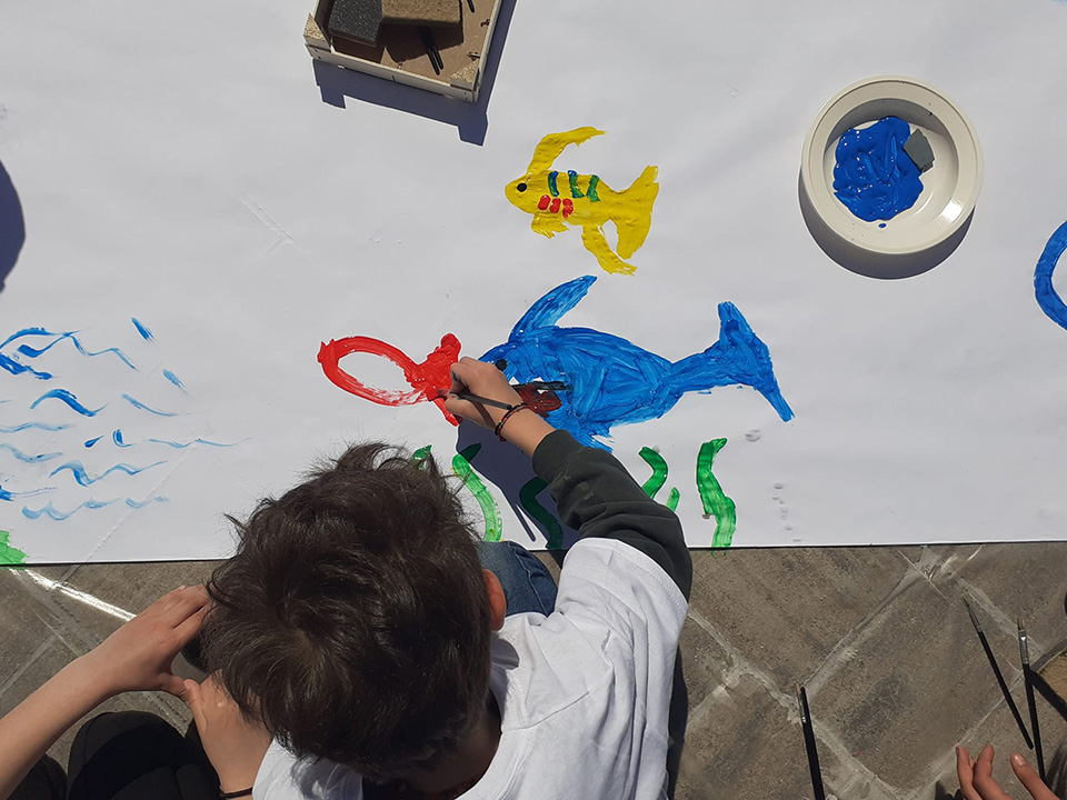 Disegno fatto da bambino rappresentante un pesce Disegno fatto da bambino rappresentante un pesce