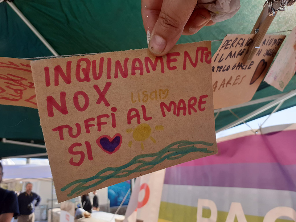 biglietto sscritto da bambino: inquinamento no, tuffi al mare sì biglietto scritto da bambino: inquinamento no, tuffi al mare sì