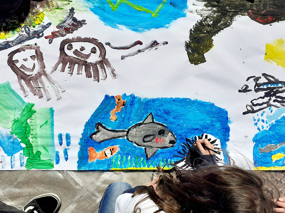 disegno fatto da bambino rappresentante pesce e meduse disegno fatto da bambino rappresentante pesce e meduse