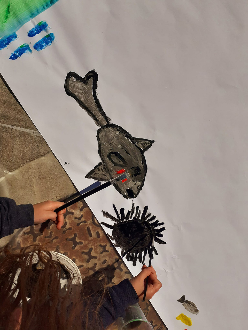 disegno fatto da bambino rappresentante un pesce e un riccio di mare disegno fatto da bambino rappresentante un pesce e un riccio di mare