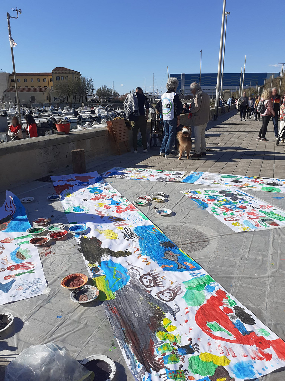 cartellone su cui i bambini hanno disegnato gli abitanti del mare cartellone su cui i bambini hanno disegnato gli abitanti del mare