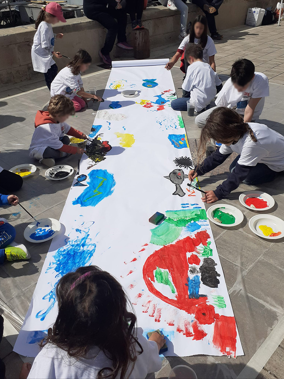 cartellone su cui i bambini stanno disegnando gli abitanti del mare cartellone su cui i bambini stanno disegnando gli abitanti del mare