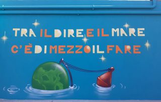 Murales con scritta tra il dire e il mare c'è di mezzo il fare