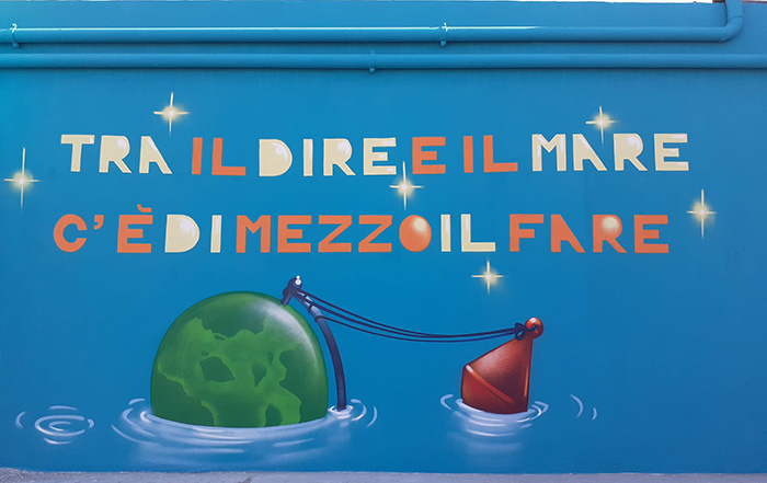 Murales con scritta tra il dire e il mare c'è di mezzo il fare