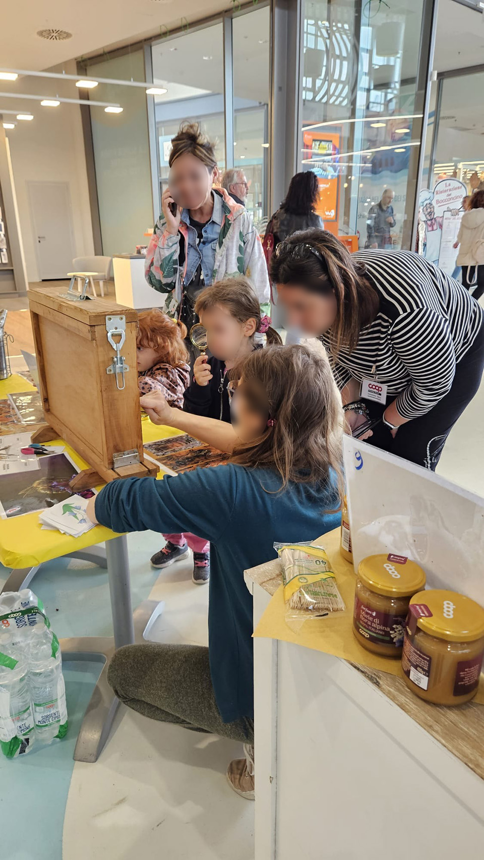 foto di adulti e bambini che guardano il favo