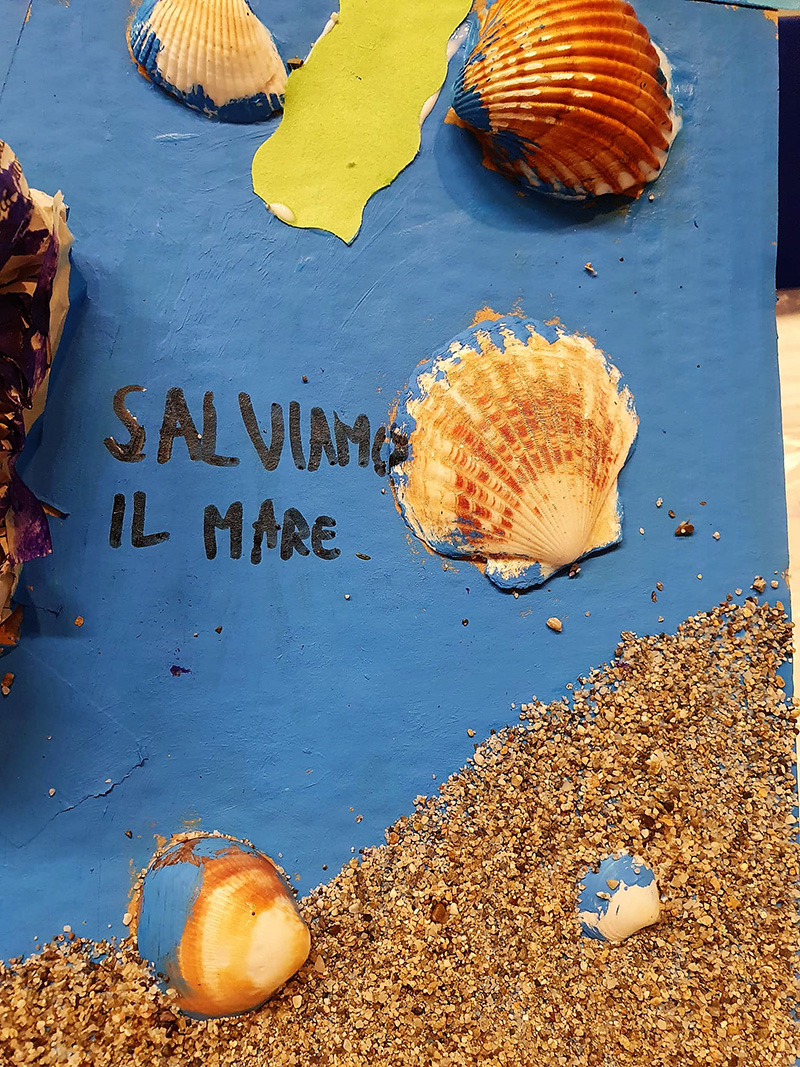Disegno di bambino in cui viene rappresentato il mare con la sabbia e le conchiglie Disegno di bambino in cui viene rappresentato il mare con la sabbia e le conchiglie
