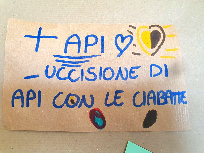 scritta fatta da bambino: più api meno uccisione di api con le ciabatte scritta fatta da bambino: più api meno uccisione di api con le ciabatte