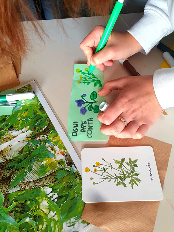 mano di persona che scrive ogni ape conta e disegna dei fiori mano di persona che scrive ogni ape conta e disegna dei fiori