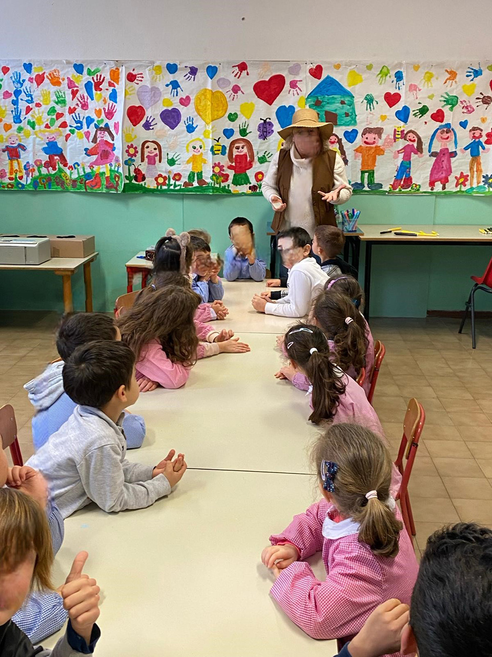 bambini seduti che partecipano al progetto ogni ape conta bambini seduti che partecipano al progetto ogni ape conta