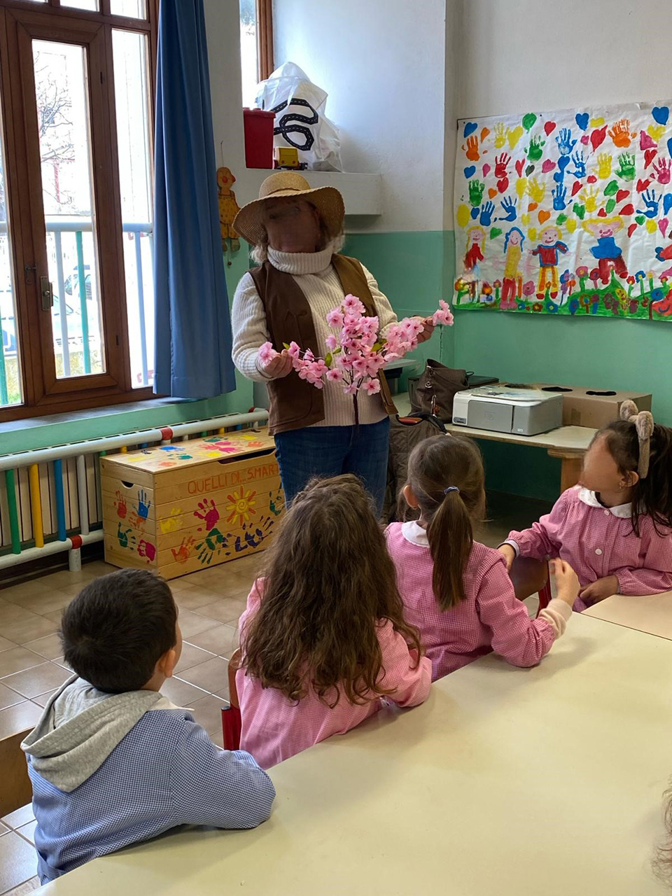 bambini seduti che partecipano al progetto ogni ape conta bambini seduti che partecipano al progetto ogni ape conta