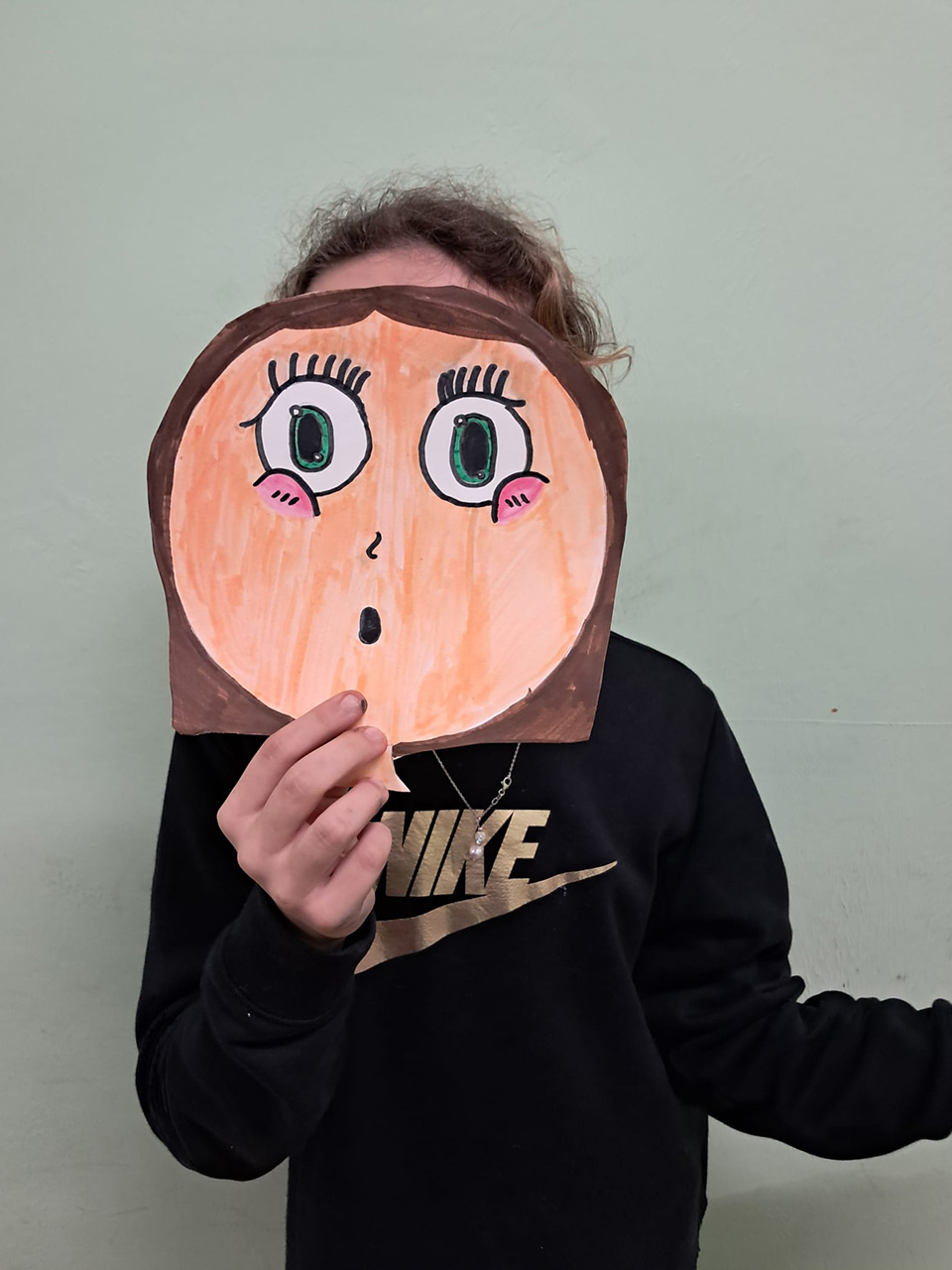 foto di bambino con volto coperto da disegno che rappresenta un emoticon