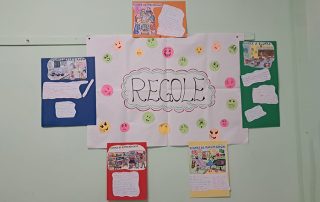 cartellone con disegni di bambini per progetto le regole del gioco