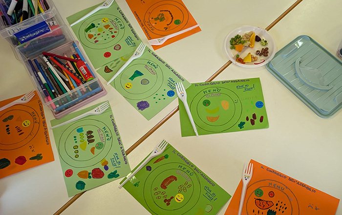 disegni creati da bambini che rappresentano dei piatti con cibo